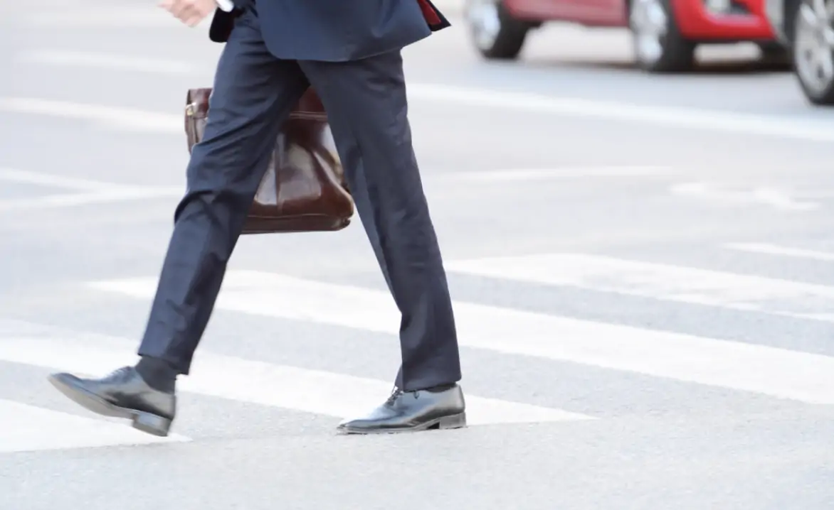 横断歩道を渡るビジネスマン